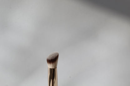 N°14 Angled Creaseless Concealer Brush