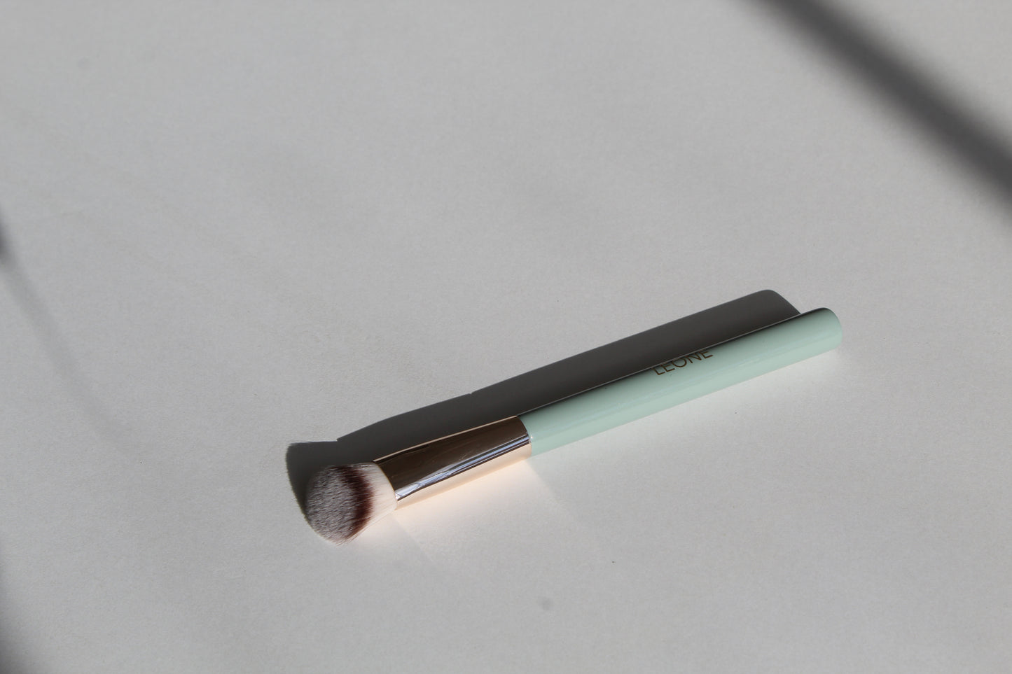 N°14 Angled Creaseless Concealer Brush